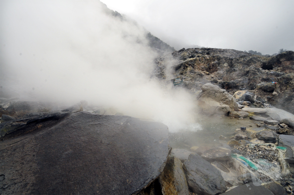 hot spring, crater, stone, water, nature photo, free stock photo, free picture, stock photography, royalty-free image